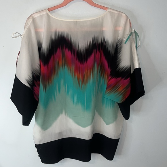 Madison Blouse Dolman Sleeves Cut Out Shoulder With Tie Gorgeous! Size Medium - Picture 9 of 11